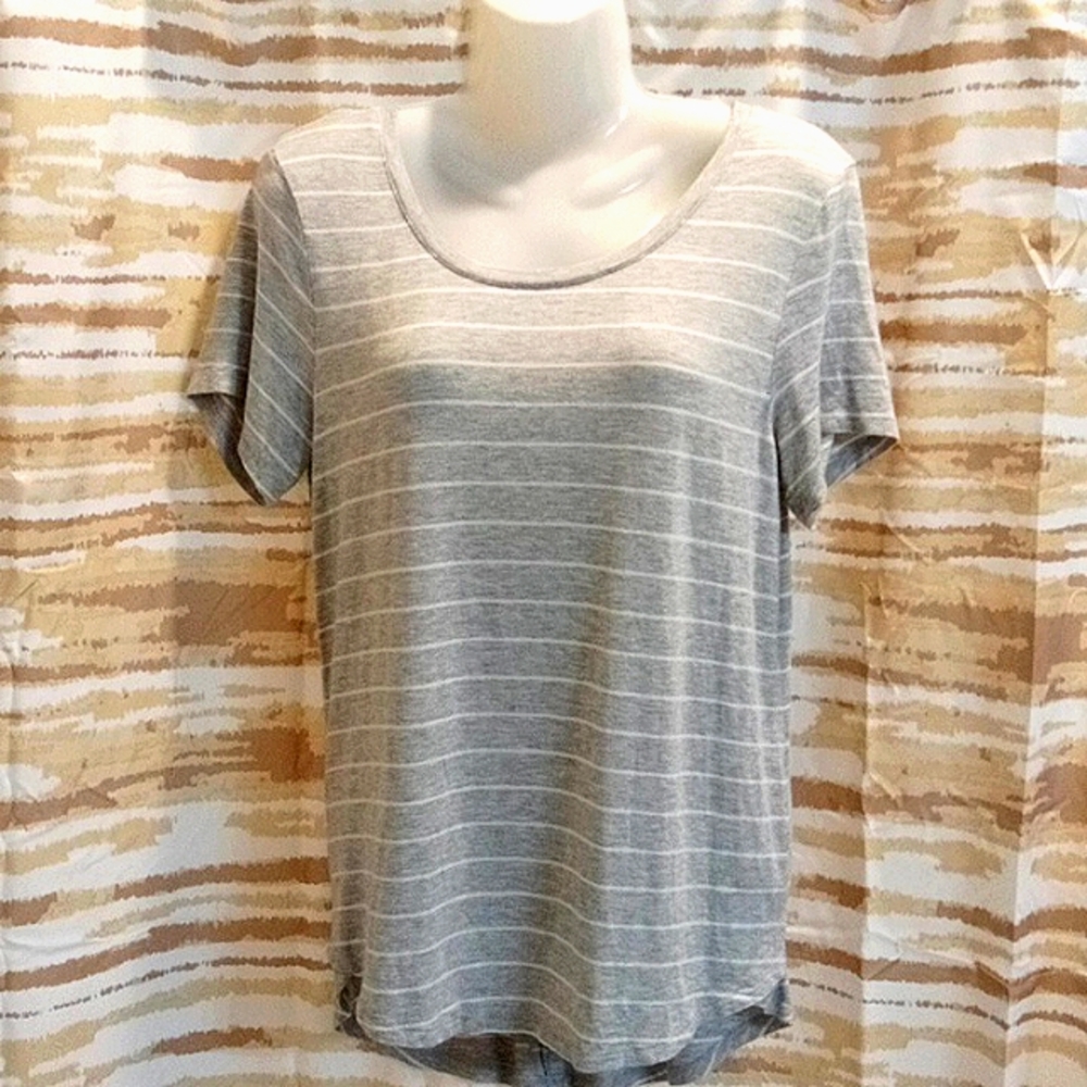 ⭐EUC💕DIP  Gray, White Stripe Tee Double Center Seam & Hi-Low Hemline 😃